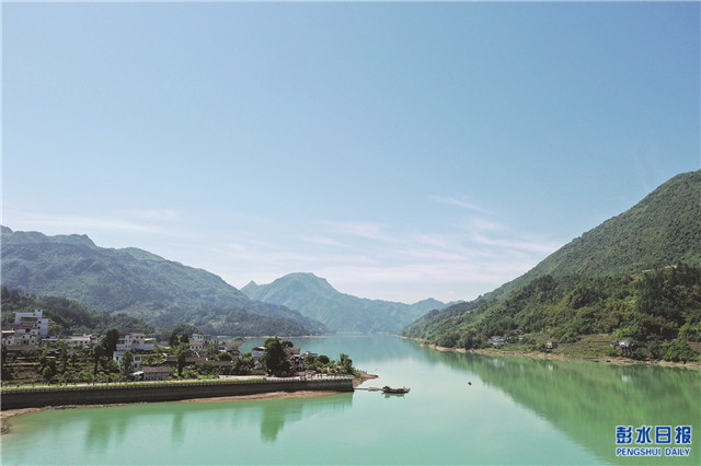 5月26日,远眺善感乡周家寨景区,青山绿水相映成趣,勾勒出一幅美丽的