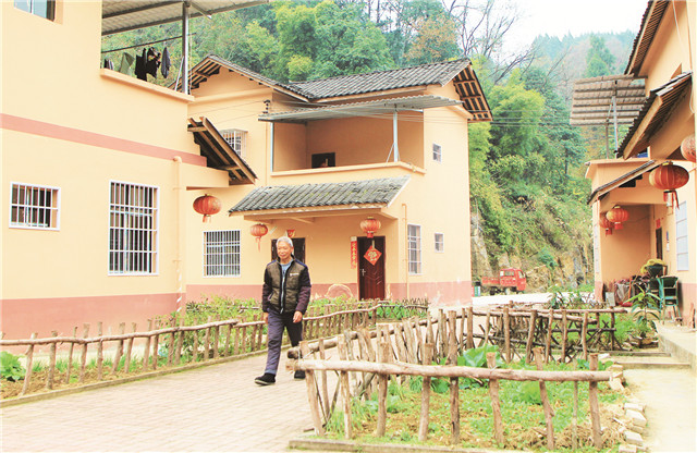 在善感乡农纲村搬迁安置点,房前屋后干净整洁,村容村貌得到大幅提升