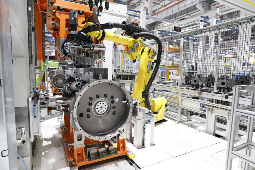 重庆康明斯大马力发动机装备制造智能工厂。受访者供图