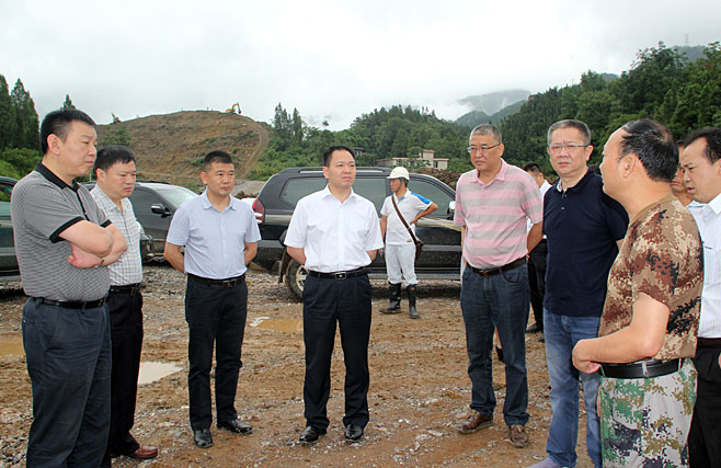 8月12日,县委书记钱建超,县委副书记,县长刘峰等在彭水新城调研.