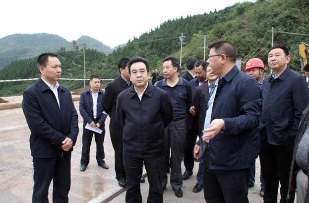 10月30日,副市长张鸣在高谷镇兴隆村高山生态扶贫搬迁集中安置点调研.